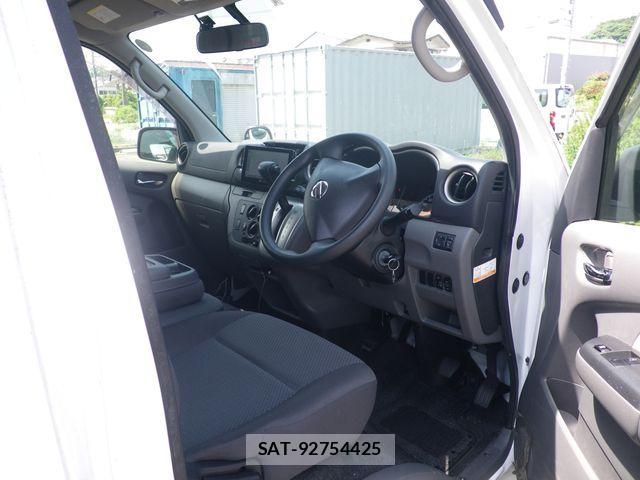 Nissan NV350 Caravan 2015-04 967883-2