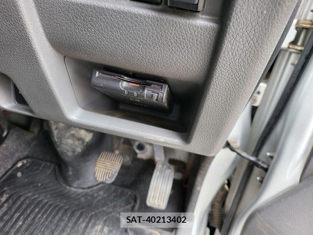 Nissan NV350 Caravan 2014-03 1073611-13