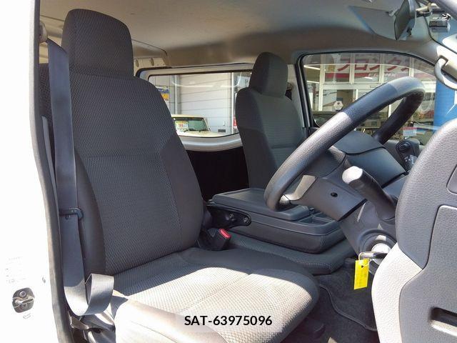 Nissan NV350 Caravan 2018-07 1237753-9
