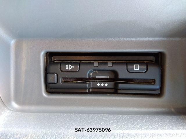 Nissan NV350 Caravan 2018-07 1237753-15
