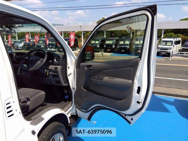 Nissan NV350 Caravan 2018-07 1237753-27
