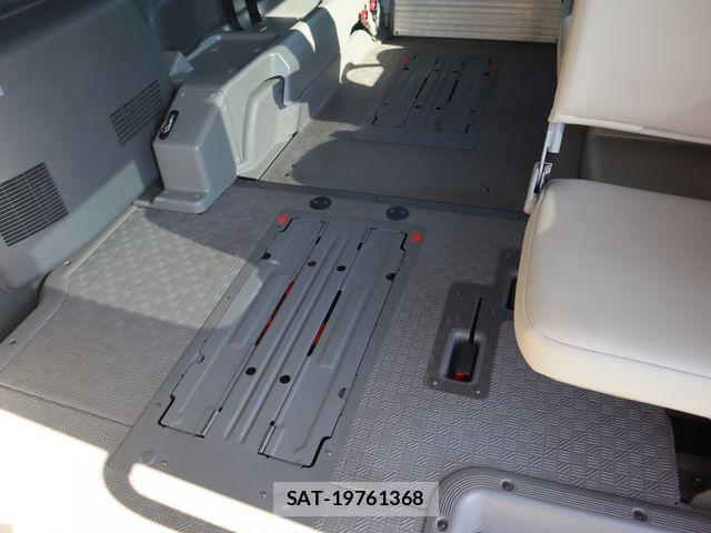 Nissan NV350 Caravan 2017-07 1355264-10