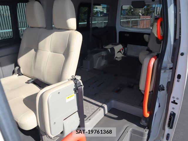 Nissan NV350 Caravan 2017-07 1355264-11
