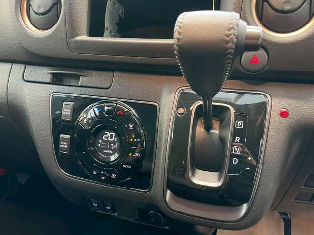 Nissan NV350 Caravan 2025-10 1547998-14