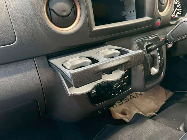 Nissan NV350 Caravan 2025-10 1547998-15