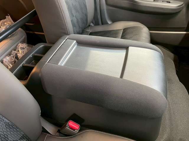 Nissan NV350 Caravan 2025-10 1547998-18