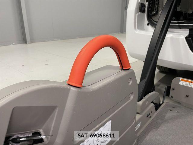 Nissan NV350 Caravan 2019-11 2100415-6