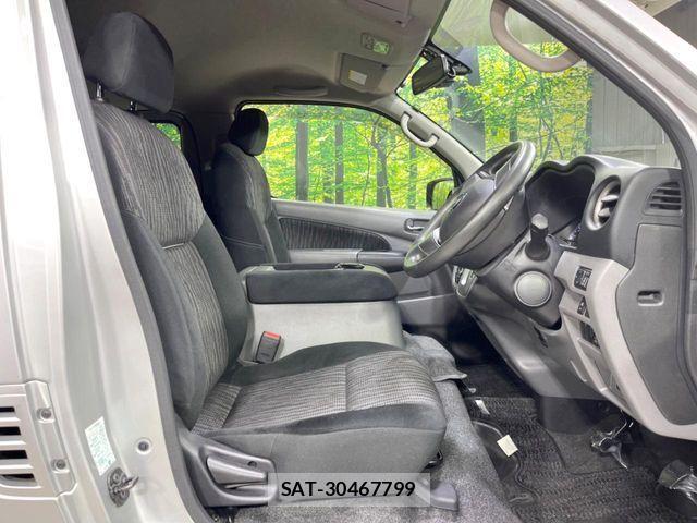 Nissan NV350 Caravan 2019-02 2352057-7
