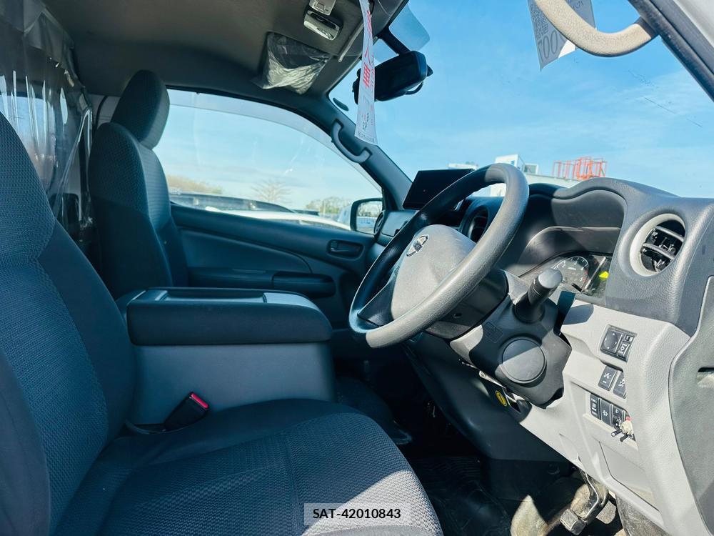 Nissan NV350 Caravan 2020 3090183-10