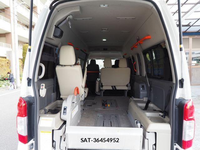 Nissan NV350 Caravan 2013-08 4046718-11