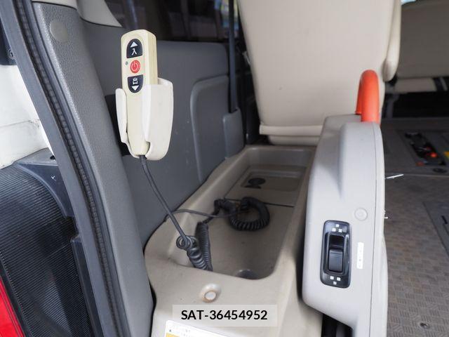Nissan NV350 Caravan 2013-08 4046718-12