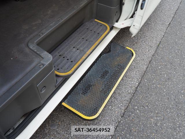 Nissan NV350 Caravan 2013-08 4046718-13
