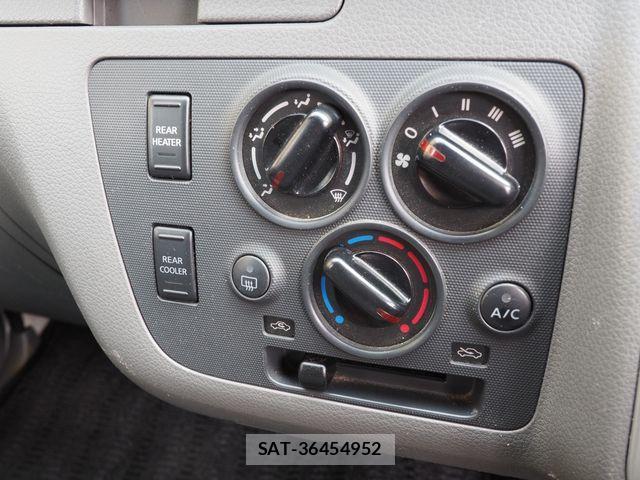 Nissan NV350 Caravan 2013-08 4046718-6