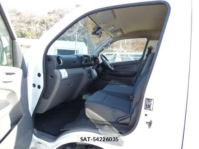 Nissan NV350 Caravan 2015-06 4975008-29