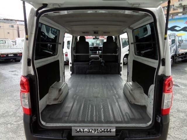Nissan NV350 Caravan 2017-02 5874755-12