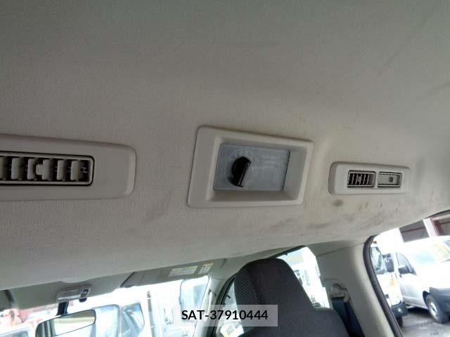 Nissan NV350 Caravan 2017-02 5874755-13
