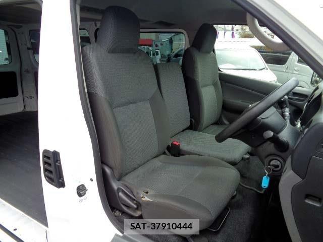 Nissan NV350 Caravan 2017-02 5874755-4