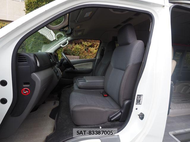 Nissan NV350 Caravan 2013-10 6218044-11