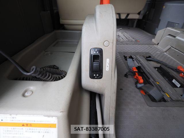 Nissan NV350 Caravan 2013-10 6218044-15