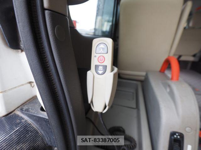 Nissan NV350 Caravan 2013-10 6218044-16