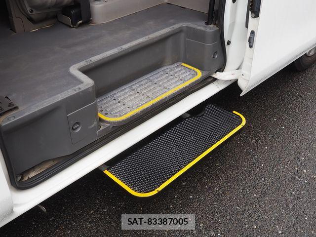 Nissan NV350 Caravan 2013-10 6218044-17