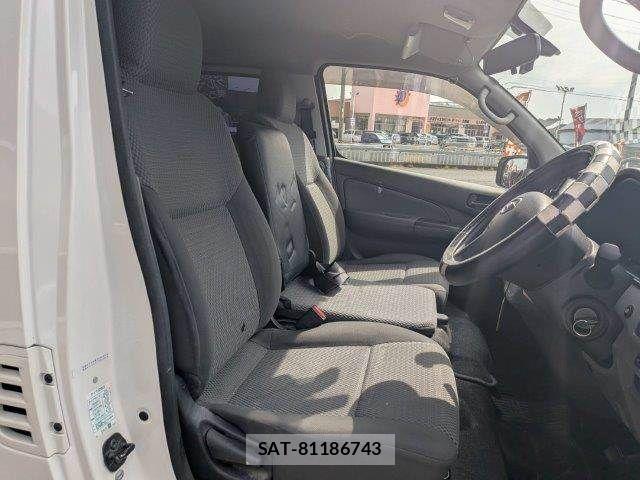 Nissan NV350 Caravan 2018-03 6501592-7