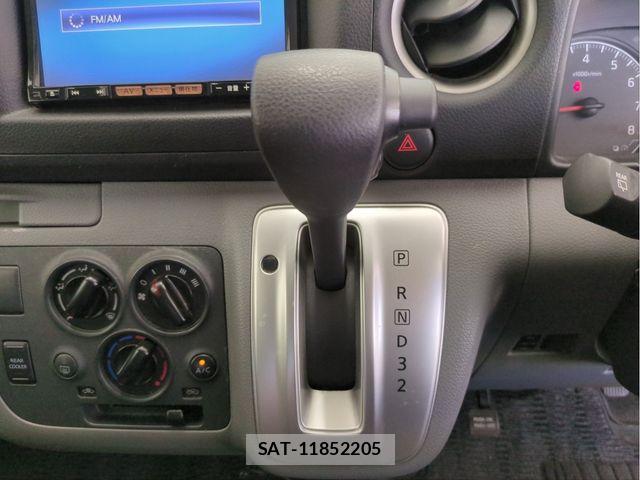 Nissan NV350 Caravan 2012-10 6716992-12