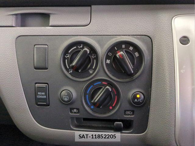 Nissan NV350 Caravan 2012-10 6716992-13