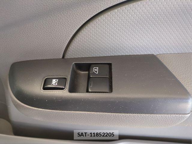 Nissan NV350 Caravan 2012-10 6716992-15