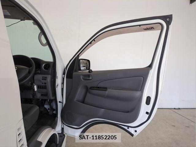 Nissan NV350 Caravan 2012-10 6716992-24