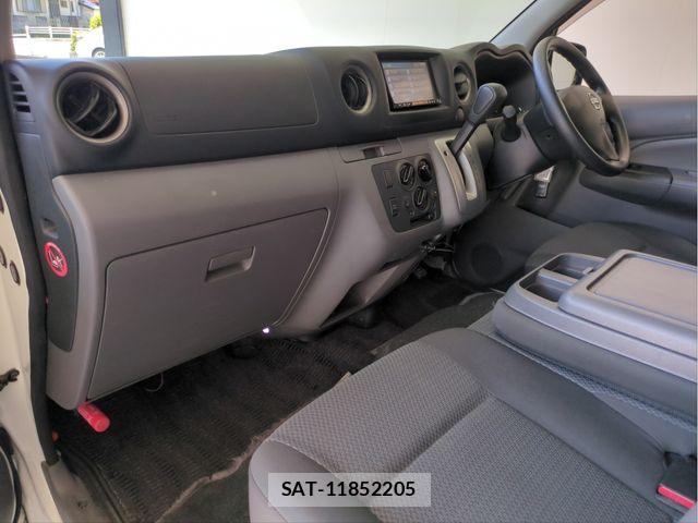 Nissan NV350 Caravan 2012-10 6716992-2