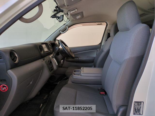 Nissan NV350 Caravan 2012-10 6716992-3