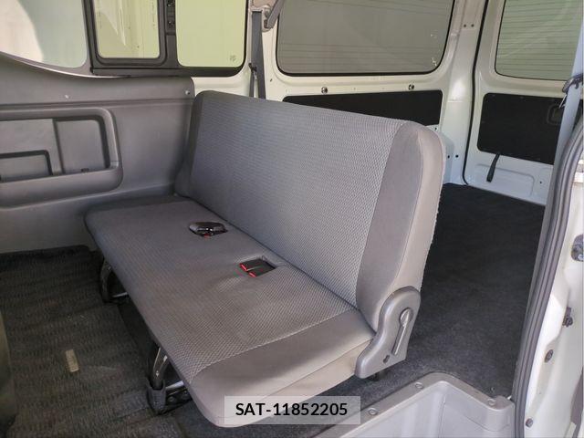 Nissan NV350 Caravan 2012-10 6716992-4