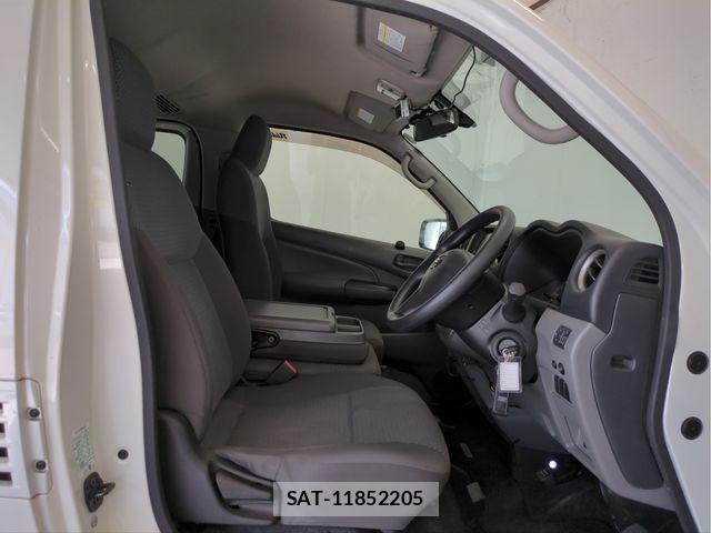 Nissan NV350 Caravan 2012-10 6716992-6