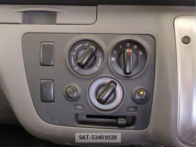 Nissan NV350 Caravan 2017-02 6716995-13