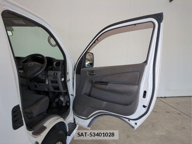 Nissan NV350 Caravan 2017-02 6716995-25