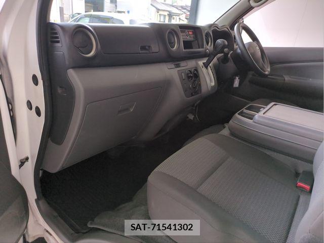 Nissan NV350 Caravan 2018-09 6716991-2