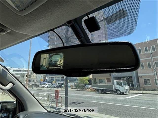 Nissan NV350 Caravan 2019-07 6910725-14