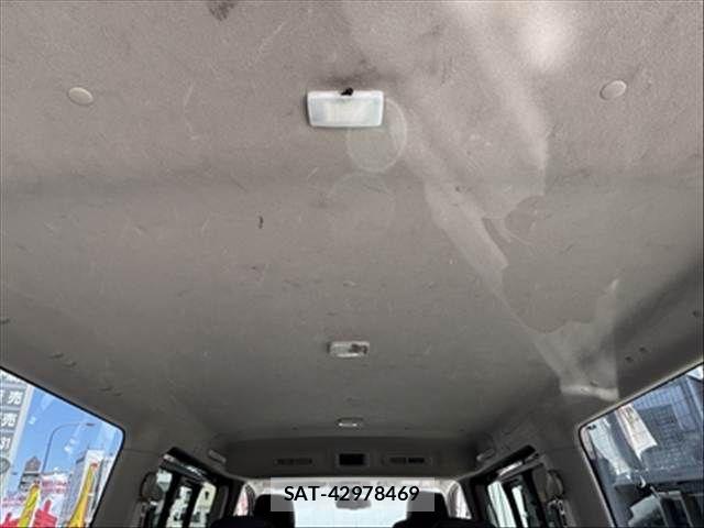 Nissan NV350 Caravan 2019-07 6910725-15