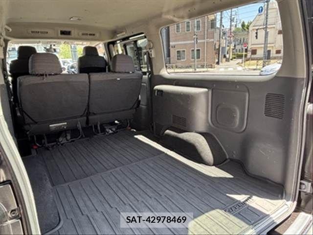 Nissan NV350 Caravan 2019-07 6910725-18