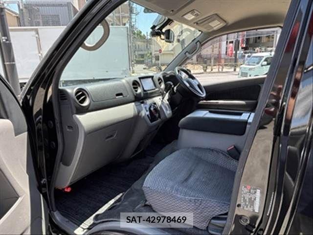 Nissan NV350 Caravan 2019-07 6910725-28