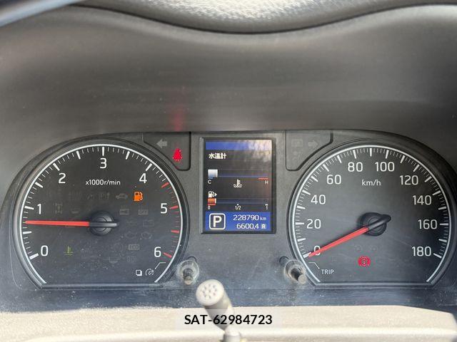 Nissan NV350 Caravan 2015-09 6910730-14