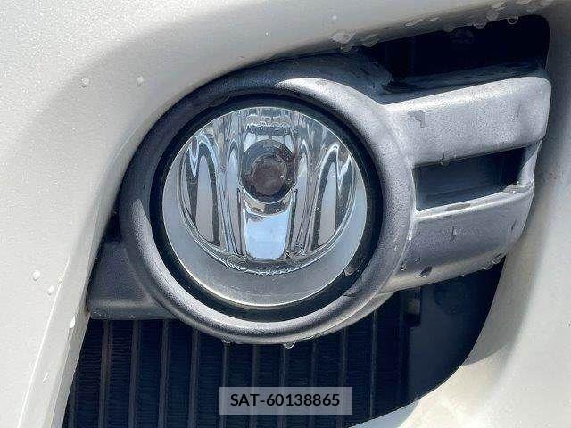 Nissan NV350 Caravan 2013-03 6996696-24