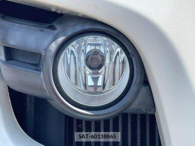 Nissan NV350 Caravan 2013-03 6996696-25