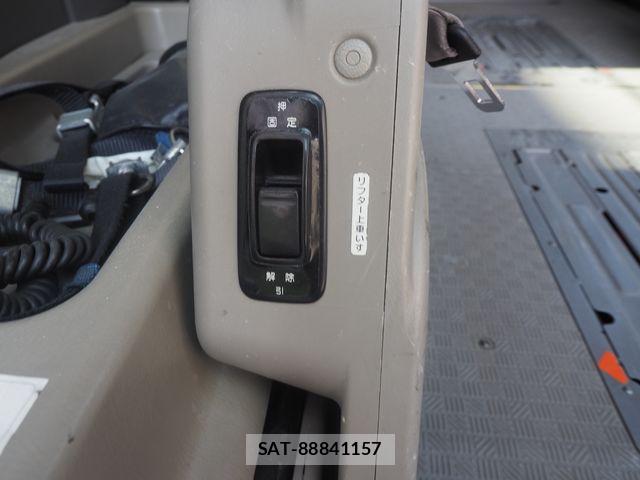 Nissan NV350 Caravan 2013-09 7021161-14