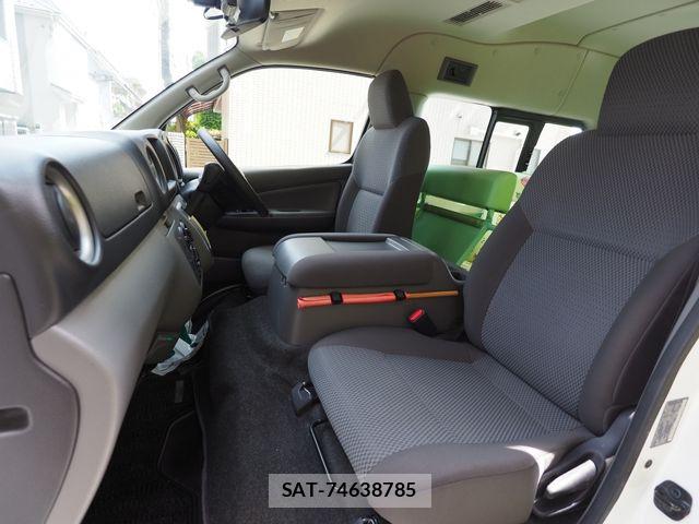 Nissan NV350 Caravan 2018-12 7060074-12