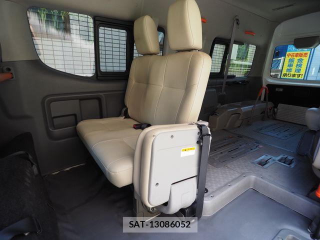 Nissan NV350 Caravan 2014-03 7060077-11