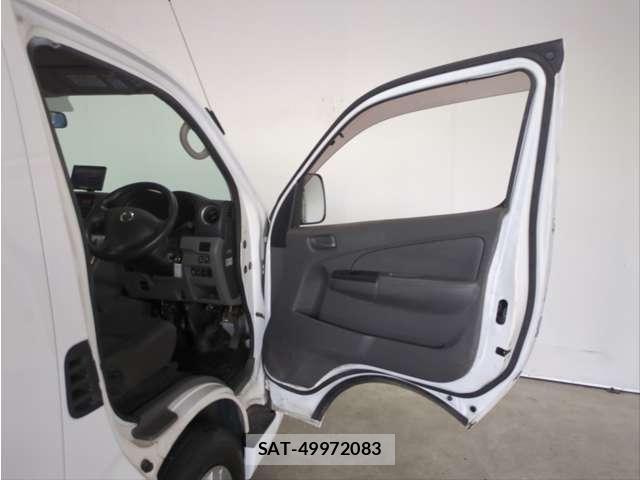 Nissan NV350 Caravan 2016-12 7060075-29