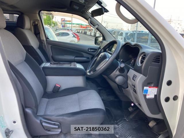 Nissan NV350 Caravan 2014-02 7223163-18