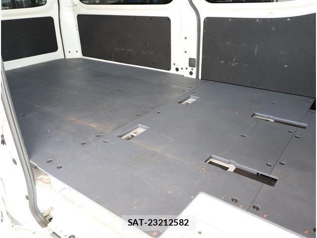 Nissan NV350 Caravan 2020-04 7223177-16